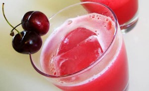 El zumo de cereza para ayudarte a conciliar el sueño 300x184 - TOMAR CEREZAS AYUDA A DISMINUIR LAS AGUJETAS