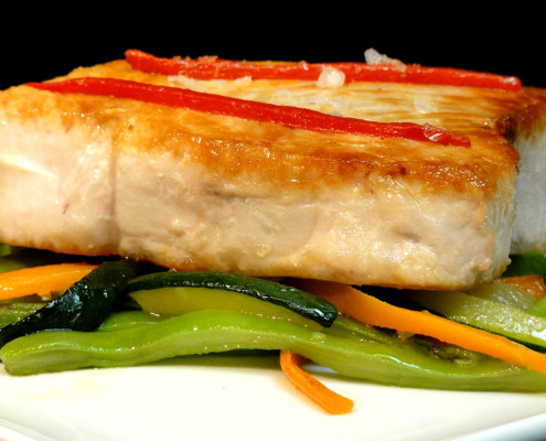 ¿QUÉ TIPO DE HIDRATOS DE CARBONO SON LOS MÁS RECOMENDADOS? bonito a la plancha 495x400 - ¿QUÉ TIPO DE HIDRATOS DE CARBONO SON LOS MÁS RECOMENDADOS?