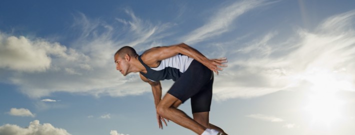 corre 710x270 - ADAPTACIONES FISIOLÓGICAS EN ENTRENAMIENTOS DE TRIATLÓN Y CICLISMO POR ENCIMA DE LOS 1800M