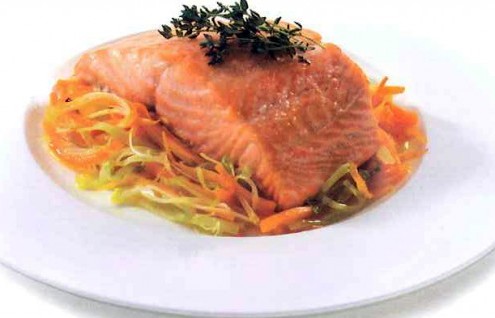 ¿QUÉ TIPO DE HIDRATOS DE CARBONO SON LOS MÁS RECOMENDADOS? lomo de salmón con juliana 657x318 495x318 - ¿QUÉ TIPO DE HIDRATOS DE CARBONO SON LOS MÁS RECOMENDADOS?