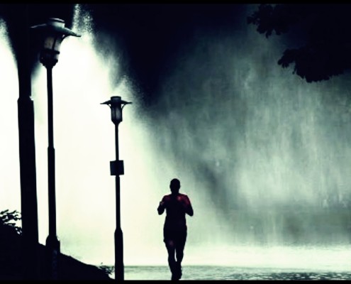 ADAPTACIONES FISIOLÓGICAS EN ENTRENAMIENTOS DE TRIATLÓN Y CICLISMO POR ENCIMA DE LOS 1800M correr noche lluvia 111 495x400 - ADAPTACIONES FISIOLÓGICAS EN ENTRENAMIENTOS DE TRIATLÓN Y CICLISMO POR ENCIMA DE LOS 1800M