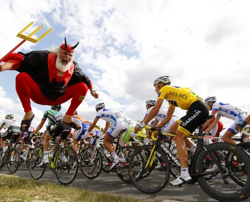 ¿CÓMO ACTÚA EL CEREBRO EN COMPETICIÓN - ENTRENAMIENTO DE CICLISMO O TRIATLÓN? Tour de France Devil Didi Diablo 01 495x400 - ¿CÓMO ACTÚA EL CEREBRO EN COMPETICIÓN - ENTRENAMIENTO DE CICLISMO O TRIATLÓN?