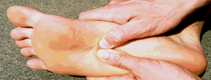 fascitis 710x270 - ¿UN DROP ALTO EN LAS ZAPATILLAS DE RUNNING DAN  LUGAR A UNA FISCITIS PLANTAR?