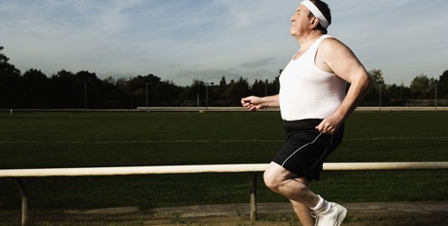 CÓMO REALIZAR EL ENTRENAMIENTO CRUZADO PARA OBTENER UN MAYOR NIVEL DE APTITUD FÍSICA EN DEPORTISTAS POPULARES 2012062240Correr gordo Int 495x250 - CÓMO REALIZAR EL ENTRENAMIENTO CRUZADO PARA OBTENER UN MAYOR NIVEL DE APTITUD FÍSICA EN DEPORTISTAS POPULARES