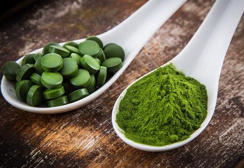 spirulina in tablet and powder form 495x341 - EN LA DETECCIÓN DE TALENTOS NO OLVIDEMOS LA EDAD CRONOLÓGICA FRENTE A LA BIOLÓGICA