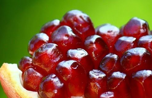 An opened pomegranate 495x320 - LA GRANADA "El antioxidante del otoño"