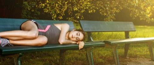 deportista durmiendo1 645x390 495x209 - LA FALTA DE SUEÑO Y DE DESCANSO AUMENTA EL RIESGO DE LESIONES