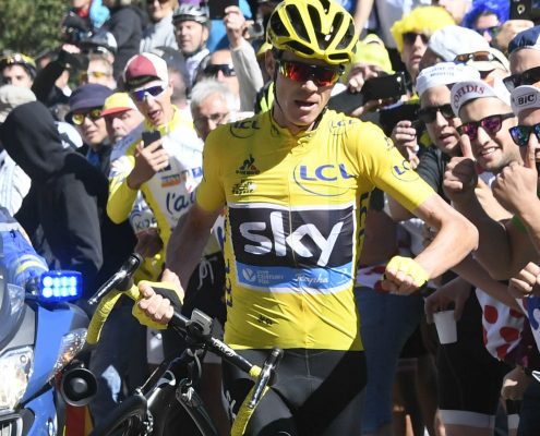 chris froome running on mont ventoux 2016 tour de france 495x400 - LOS "GURU" DEL DEPORTE ESTÁN PONIENDO EN RIESGO TU VIDA