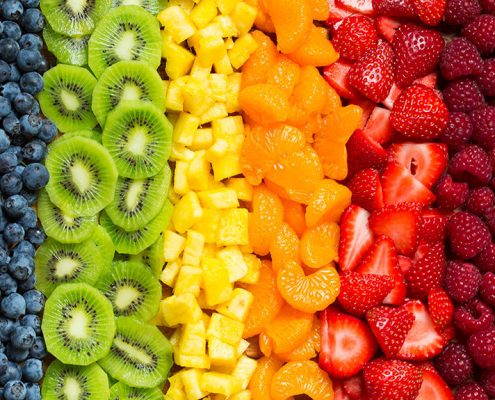 agua fruta bebida verano01 e1468401695416 495x400 - 10 ERRORES QUE NOS LLEVAN A SUFRIR LESIONES