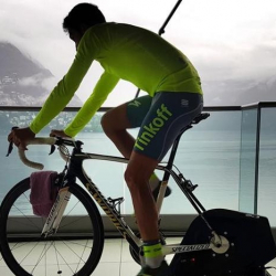 5de75b7b0de694311a3493bd video las claves de alberto contador para entrenar en el rodillo cuando estamos resfriados 250x250 - ¿ERES UN TRIATLETA, CICLISTA, RUNNERS,... CON AUTOCONFIANZA? Lee este post y lo sabrás