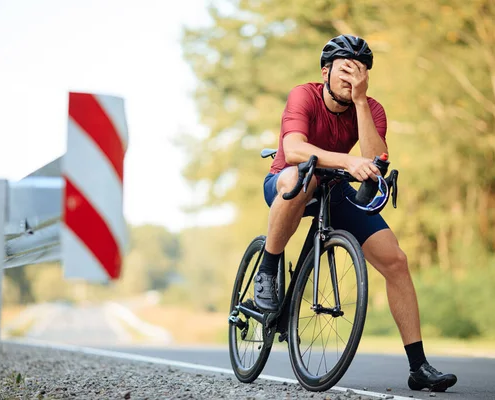 depositphotos 428069290 stock photo professional cyclist helmet feeling strong 495x400 - LOS TRES ERRORES MAS COMUNES QUE COMETEN LOS DEPORTISTAS AL ENTRENAR